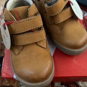 Kickers toddler shoes, NWT! Great for little feet! Size 5 (21 in kickers size)